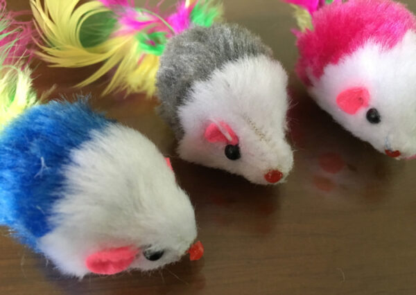 Colored feather tail mouse toy - Image 2